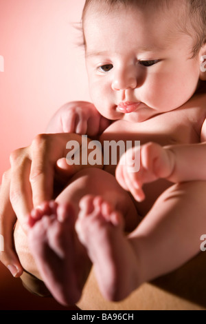 Bébé garçon de 2 mois dans les mains du père Banque D'Images
