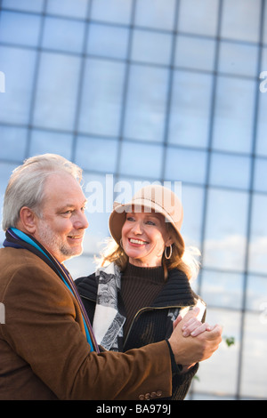 Couple dansant sur toit de centre-ville moderne loft Banque D'Images