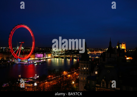 Vue sur le London Eye, la Tamise et les Maisons du Parlement, Londres, UK Banque D'Images