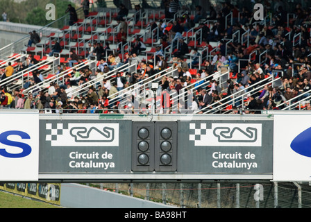 Tribune rempli et la voie de l'emblème de l'hippodrome à la formule 1 séances d'essai sur le circuit de Catalunya près de Barcelone, Espagne Banque D'Images