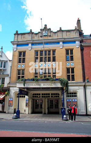 Dans l'ombre du château de Windsor, le Théâtre Royal Windsor, Thames Street, Windsor, Berkshire, Royaume-Uni. Banque D'Images