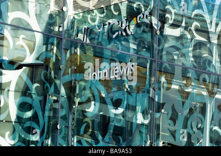 L'étonnante nouvelle de l'architecture moderne à la façade de verre en magasin John Lewis du centre commercial Highcross Leicester. Banque D'Images