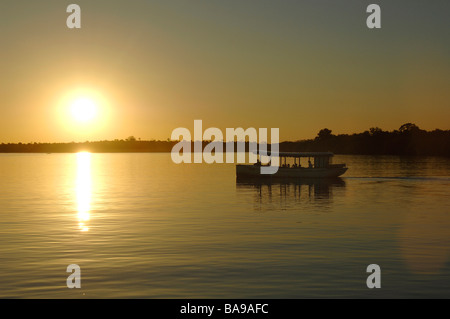 Les touristes à Victoria Falls au Zimbabwe ne peuvent connaître une fois dans sa vie une croisière au coucher du soleil sur le majestueux fleuve Zambèze. Banque D'Images