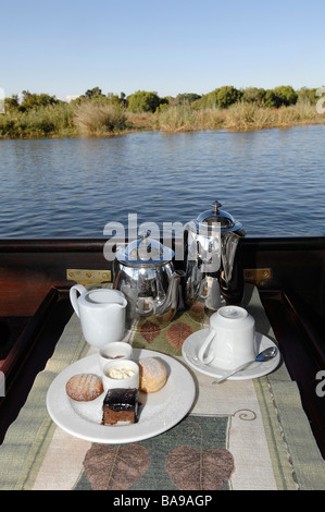 Les touristes à Victoria Falls au Zimbabwe ne peuvent connaître une fois dans sa vie une croisière au coucher du soleil sur le majestueux fleuve Zambèze. Banque D'Images