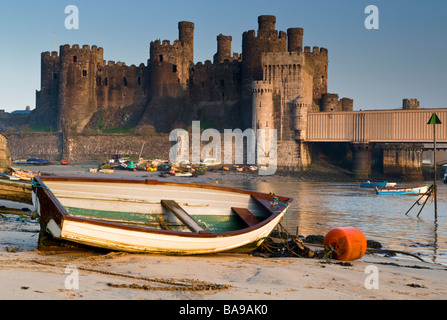 La première lumière de Conwy Castle & l'estuaire de Conwy, Conwy, Gwynedd, au nord du Pays de Galles, Royaume-Uni Banque D'Images