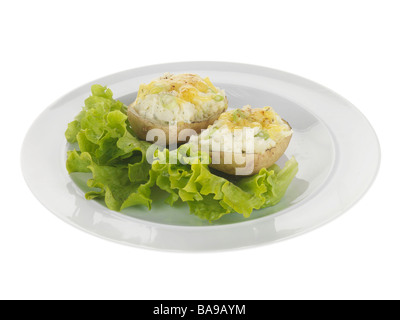 Des Pommes garnie de fromage fondu et une salade isolé sur un fond blanc avec aucun peuple et un chemin de détourage Banque D'Images