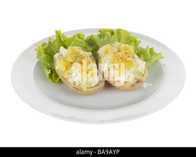 Des Pommes garnie de fromage fondu et une salade isolé sur un fond blanc avec aucun peuple et un chemin de détourage Banque D'Images