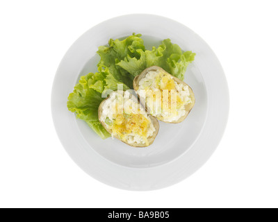 Des Pommes garnie de fromage fondu et une salade isolé sur un fond blanc avec aucun peuple et un chemin de détourage Banque D'Images