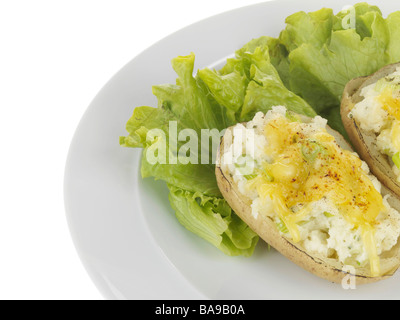 Des Pommes garnie de fromage fondu et une salade isolé sur un fond blanc avec aucun peuple et un chemin de détourage Banque D'Images