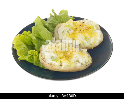 Des Pommes garnie de fromage fondu et une salade isolé sur un fond blanc avec aucun peuple et un chemin de détourage Banque D'Images