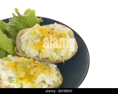 Des Pommes garnie de fromage fondu et une salade isolé sur un fond blanc avec aucun peuple et un chemin de détourage Banque D'Images