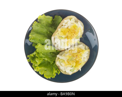 Des Pommes garnie de fromage fondu et une salade isolé sur un fond blanc avec aucun peuple et un chemin de détourage Banque D'Images