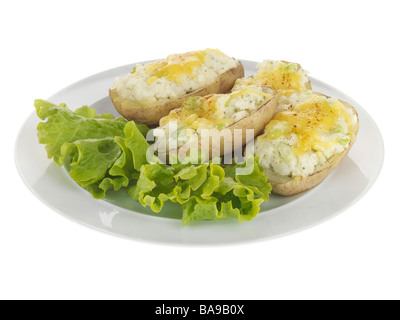 Des Pommes garnie de fromage fondu et une salade isolé sur un fond blanc avec aucun peuple et un chemin de détourage Banque D'Images