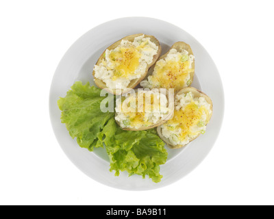 Des Pommes garnie de fromage fondu et une salade isolé sur un fond blanc avec aucun peuple et un chemin de détourage Banque D'Images