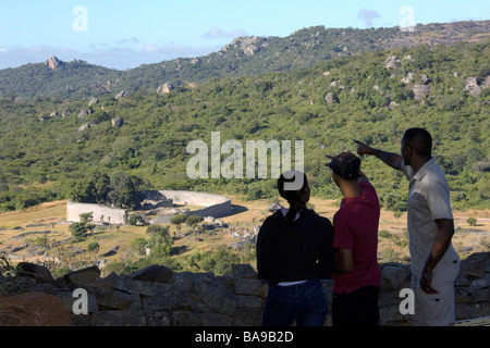 Les touristes s'émerveiller de la taille de ruines du Grand Zimbabwe Au Zimbabwe, le plus grand homme structures artificielles au sud du Sahara. Banque D'Images