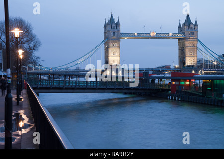 Le Tower Bridge et la Tour de Londres à la tombée de la jetée du millénaire Banque D'Images