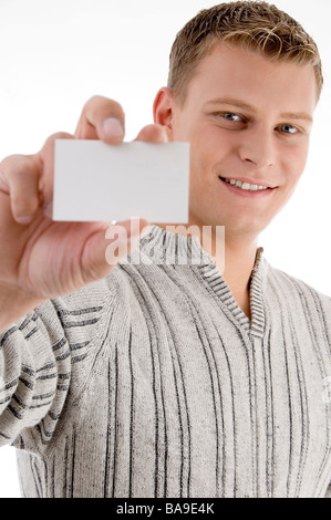 Smiling man showing business card Banque D'Images