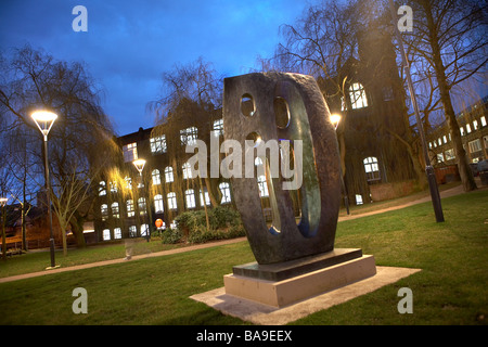 L'ÉCOLE D'ART DE NORWICH AVEC BARBARA HEPWORTH SCULPTURE Banque D'Images