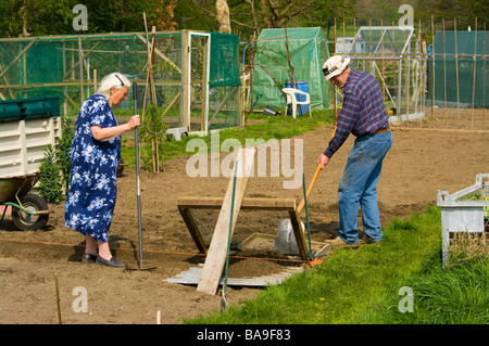 Personnes âgées d'âge mûr Groupe de jardinage sur leur attribution Banque D'Images