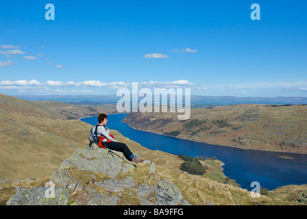 Femme walker en profitant de la vue sur Haweswater, Parc National de Lake District, Cumbria, Angleterre, Royaume-Uni Banque D'Images