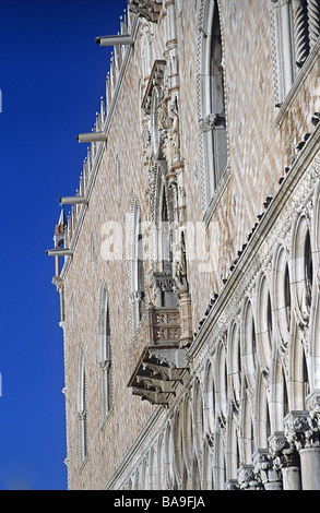 Venise, vue oblique détaillée de la façade sud du Palais des Doges de l'Est. Banque D'Images