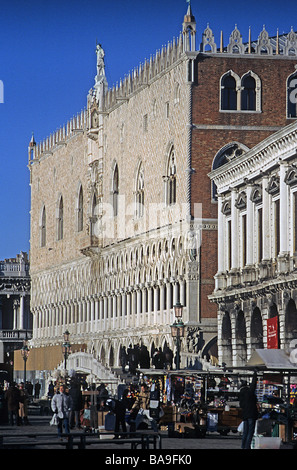 Venise, vue oblique de la façade sud du Palais des Doges de l'Est. Banque D'Images