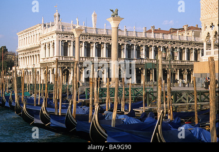 Venise, Biblioteca Marciana, un coin du palais des Doges et gondoles amarrées. Banque D'Images