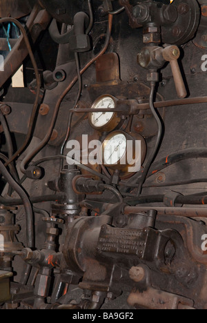 Une vue à l'intérieur de la cabine d'un train à vapeur montrant certains cadrans et tuyaux Banque D'Images