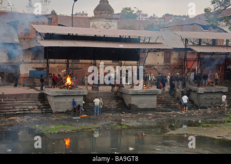 Corps humain sont brûlés sur les ghats de crémation, rivière Bagmati au temple de Pashupatinath Népal Asie. 90458 Népal horizontale Banque D'Images