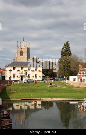 The Anchor Inn et église du village sur la rivière Great Ouse, à Grand Barford, Bedfordshire Banque D'Images