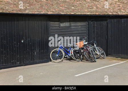 Vélos appuyé une grange à l'extérieur de l'ancre, Grand Barford, Bedfordshire Banque D'Images