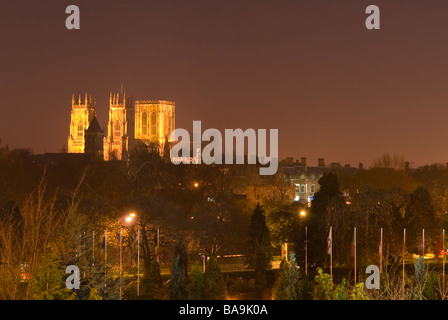 Une vue sur la ville de cathédrale Yorkminster éclairés la nuit à York, Yorkshire, Royaume-Uni Banque D'Images