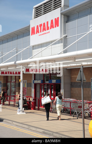 Magasin Shoppers à marcher en direction de Matalan, Robin Retail Park, Wigan Banque D'Images