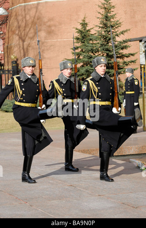 Changement de garde d'honneur lors d'une tombe de soldat inconnu Jardin Alexandre Moscow Kremlin Russie Banque D'Images