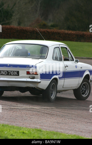 Ford Escort mk1 RS2000 les virages à vitesse au cours d'un autotest dans événement Delamont Country Park, comté de Down, Irlande du Nord Banque D'Images