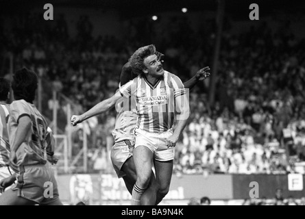 Ville de Coventry V Aston Villa à Highfield Road 41086 Coventry defender Brian Kilcline obtient une zone dans l'oeil Banque D'Images