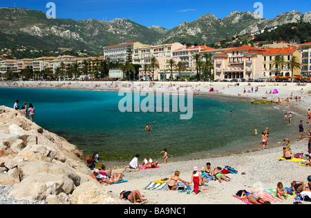 Sur la plage de Menton voir à la ville et les collines de l'arrière-pays, Menton, Côte d'Azur, France Banque D'Images