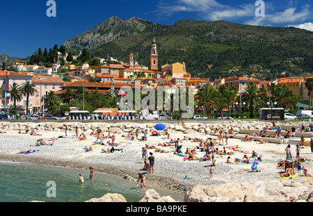 Sur la plage de Menton voir à la ville et les collines de l'arrière-pays, Menton, Côte d'Azur, France Banque D'Images