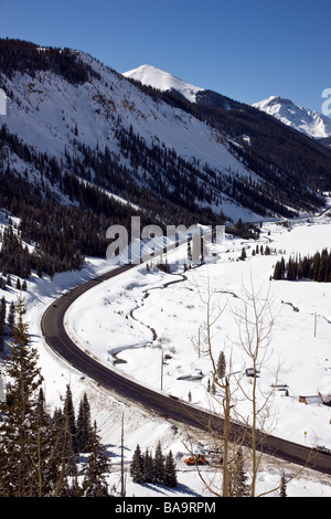 Vue d'hiver de la Million Dollar Highway western Colorado entre Silverton et Ouray M D H s'inscrit dans le cadre de la San Juan Skyway Scen Banque D'Images