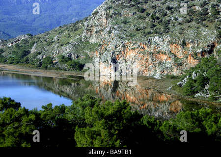 Le lac de Koycegiz, falaises et montagnes à Dalyan, Turquie Banque D'Images