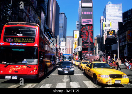 Embouteillage de la circulation à New York. Broadway Times Square double Decker Red Tour bus et voitures dans Midtown Manhattan New York New York NYC USA Banque D'Images