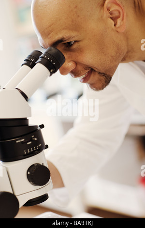 Un chercheur dans un laboratoire, en Suède. Banque D'Images