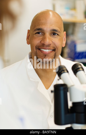 Un chercheur dans un laboratoire, en Suède. Banque D'Images