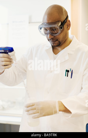 Un chercheur dans un laboratoire, en Suède. Banque D'Images