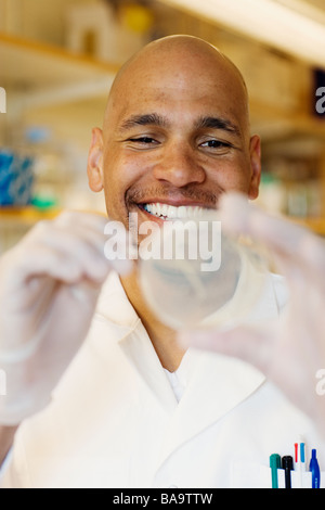 Un chercheur dans un laboratoire, en Suède. Banque D'Images