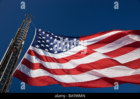 United States flag against a blue sky. Banque D'Images