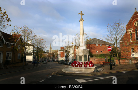 Vue générale de Saffron Walden dans l'Essex, le monument aux morts et la ville le Dimanche du souvenir Banque D'Images