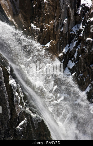 Vue d'hiver d'une chute dans le ruisseau Bear le long de la Million Dollar Highway western Colorado entre Silverton et Ouray Banque D'Images