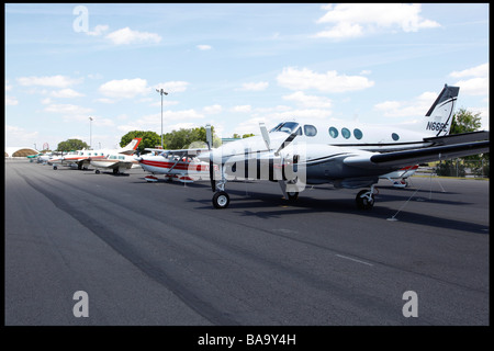 Avions assuré pour l'atterrissage à Orlando Banque D'Images