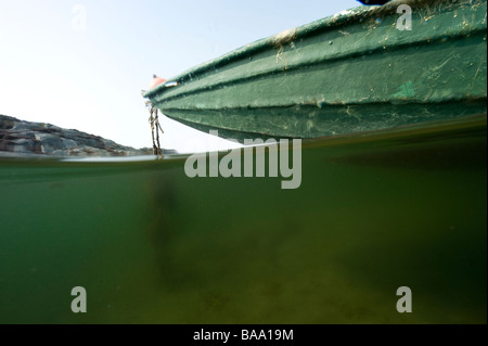 Vue de la côte suédoise, petit bateau à rames, au-dessus et au-dessous de l'eau, Halland, Suède Banque D'Images